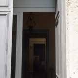 ...e oltrepassando una porticina in ferro grigio...